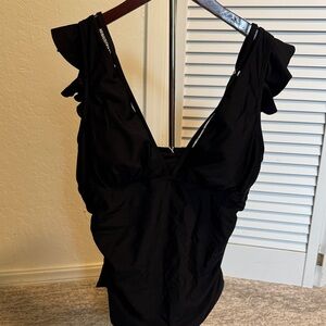 Cupshe Black Ruffled Tankini top